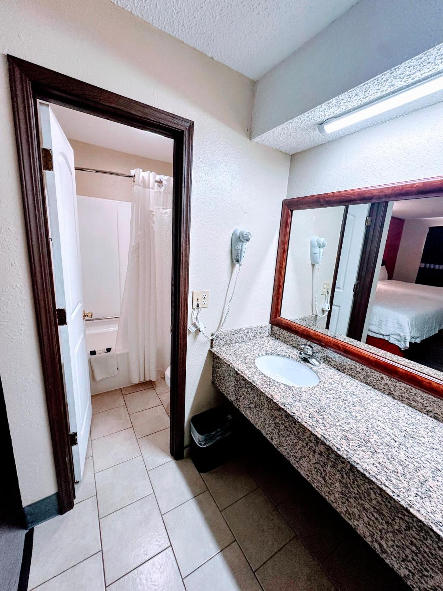 Relax Inn Henryetta Bagian luar foto