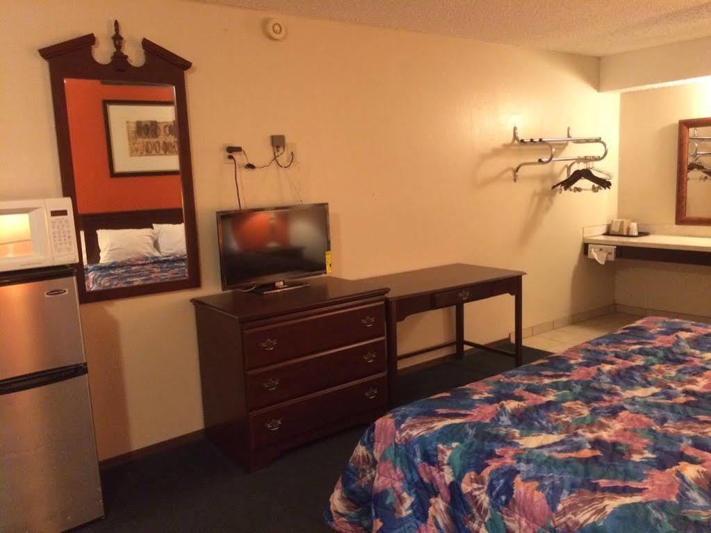 Relax Inn Henryetta Bagian luar foto